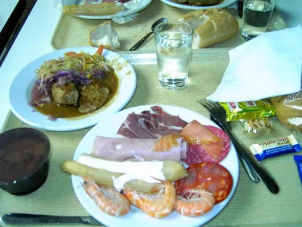 Comida especial de Navidad en el comedor de la academia.