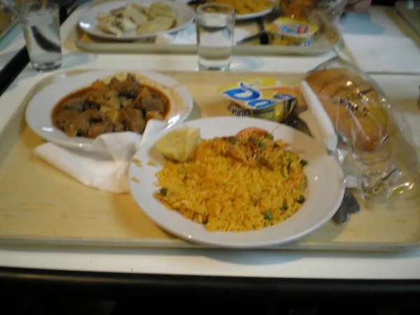 Bandeja de comida típica en la academia de Ávila.