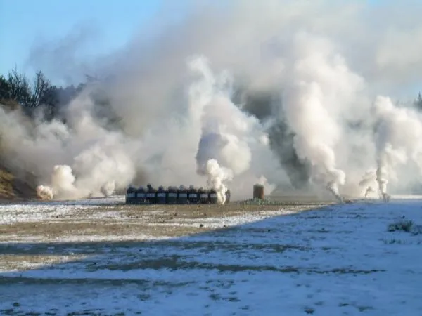 Alumnos de la academia realizando prácticas de intervención policial.