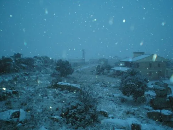 Academia de policía de Ávila cubierta de nieve.