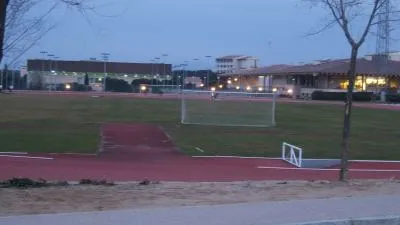 Pista de atletismo y campo de fútbol de la escuela