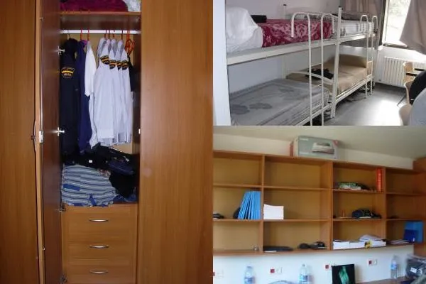 Interior de una habitación con armario, camas y estantería