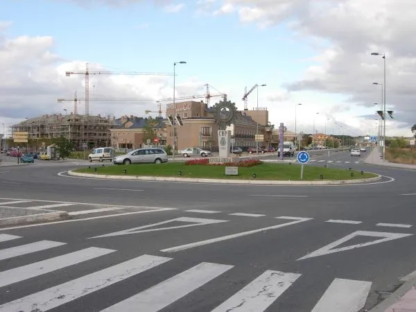 Rotonda de acceso a la ciudad de Ávila.
