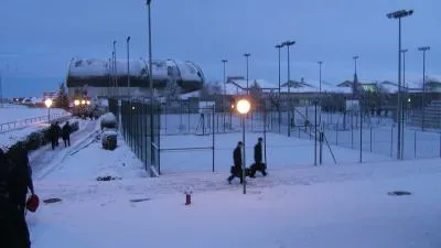 Pistas de baloncesto y salón de actos al fondo